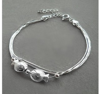 Fashionable silver bracelet